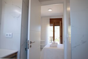 4 slaapkamers, een strijkplank/strijkijzer, wifi