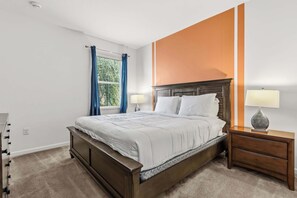 6 habitaciones, escritorio y tabla de planchar con plancha 