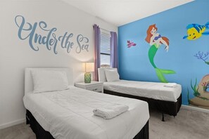 8 chambres, bureau, fer et planche à repasser, lit de bébé portatif