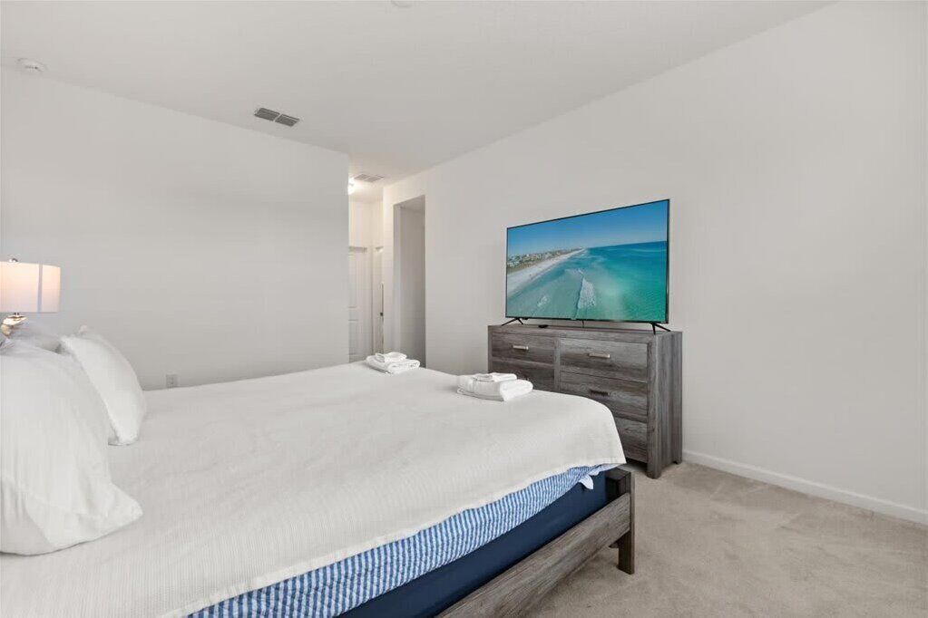 8 bedrooms, desk, iron/ironing board, travel crib