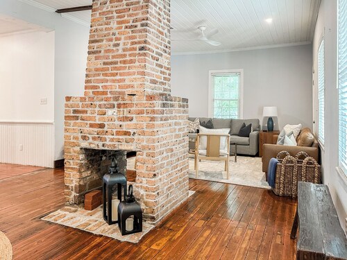The Two Door — A Cozy & Spacious Retreat in Historic Downtown Pensacola
