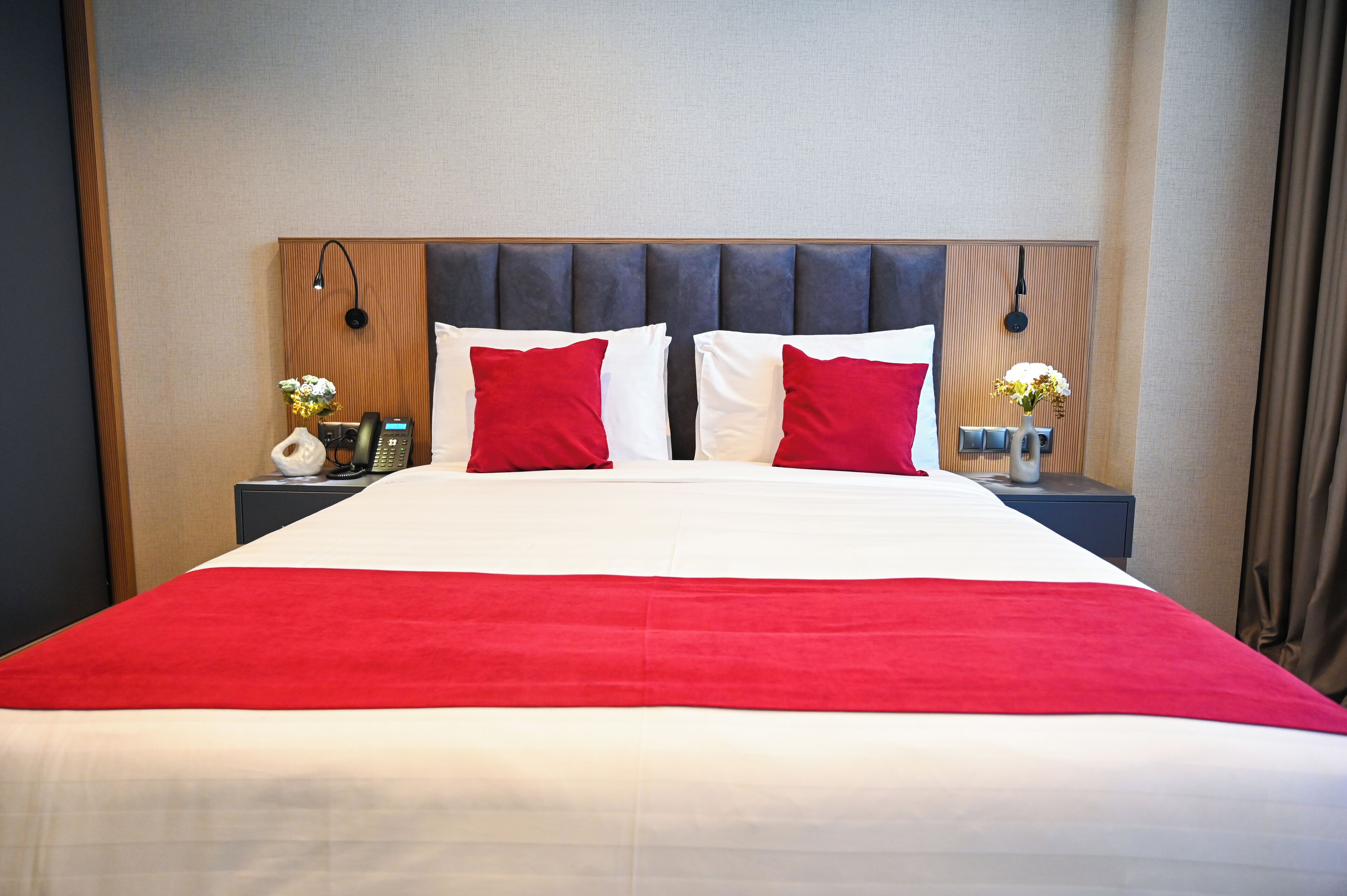 标准双人房, 阳台, 城市景观 | 客房内保险箱、办公桌、笔记本电脑工作区、遮光窗帘