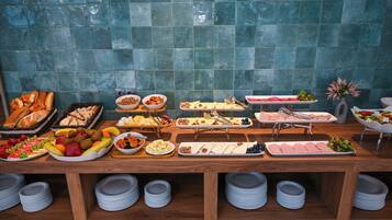 Una mesa de buffet con diferentes alimentos y platos.
