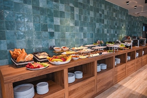 Café da manhã com buffet grátis todos os dias