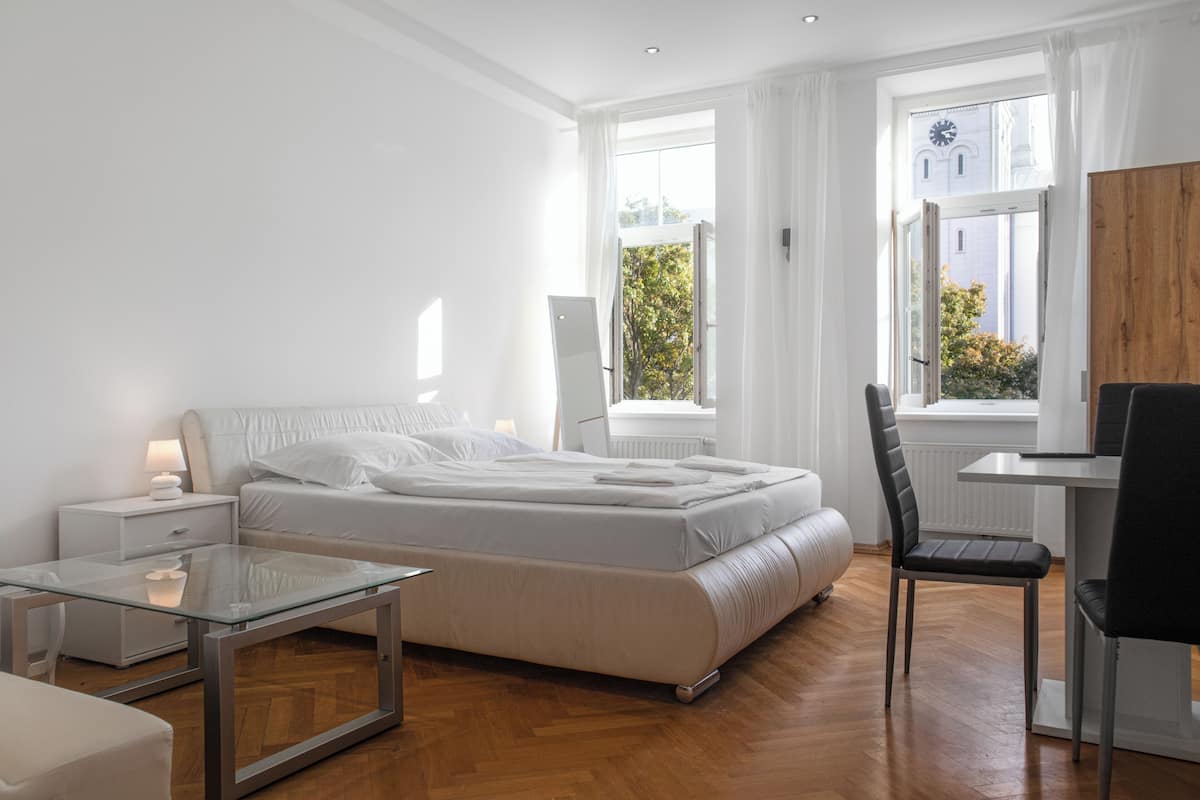 Habitación básica | Tabla de planchar con plancha y wifi gratis