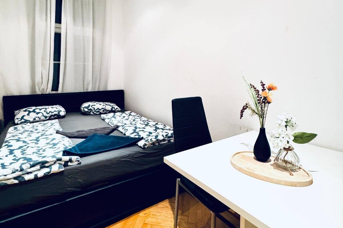 Ein Schlafzimmer mit Bett, Schreibtisch und Stuhl.