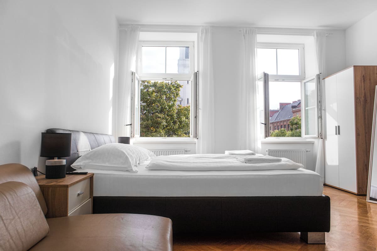 Habitación básica | Tabla de planchar con plancha y wifi gratis