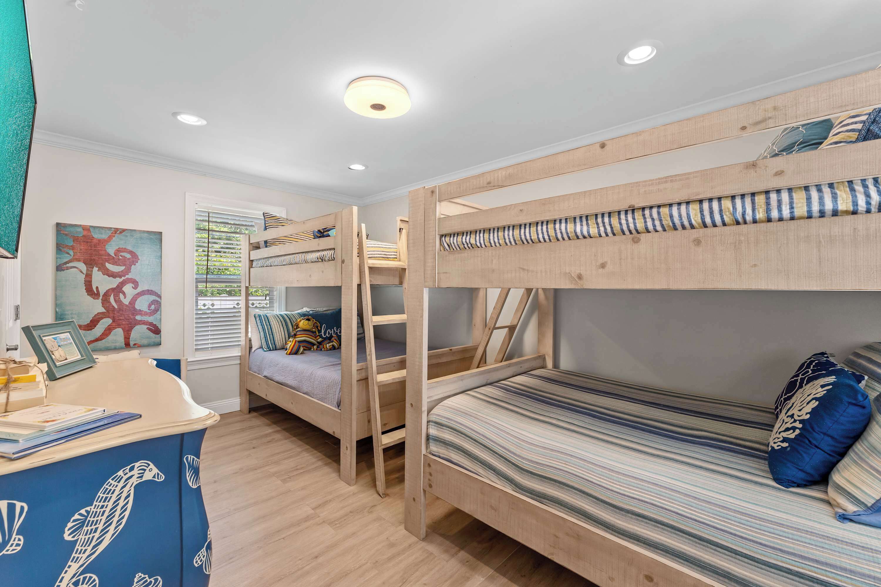 6 bedrooms, desk, iron/ironing board, travel crib