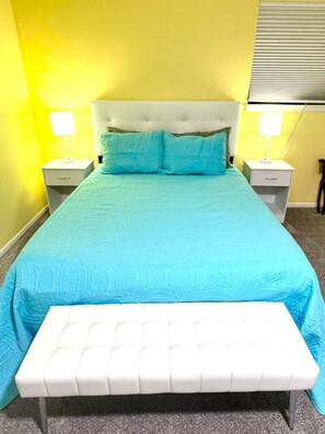 2 bedrooms, desk, iron/ironing board, WiFi - Lovely Retro 2BR 2.5BA In Quiet Neighborhood (Beaumont)