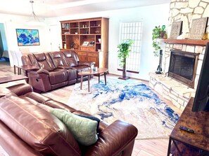 Televisión y chimenea 