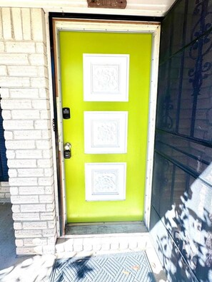 Exterior detail - Lovely Retro 2BR 2.5BA In Quiet Neighborhood (Beaumont)