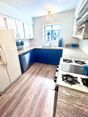 Fridge, microwave, oven, stovetop - Lovely Retro 2BR 2.5BA In Quiet Neighborhood (Beaumont)