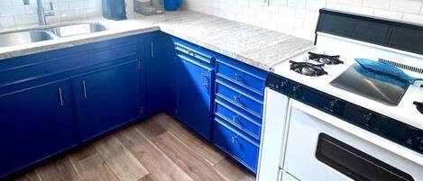 Kjøleskap, mikrobølgeovn, ovn og kokeplater