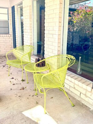 Terrace/patio - Lovely Retro 2BR 2.5BA In Quiet Neighborhood (Beaumont)