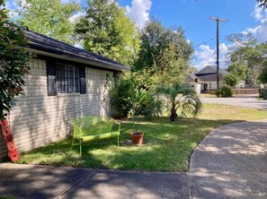 Property grounds - Lovely Retro 2BR 2.5BA In Quiet Neighborhood (Beaumont)