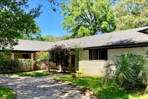 Exterior - Lovely Retro 2BR 2.5BA In Quiet Neighborhood (Beaumont)