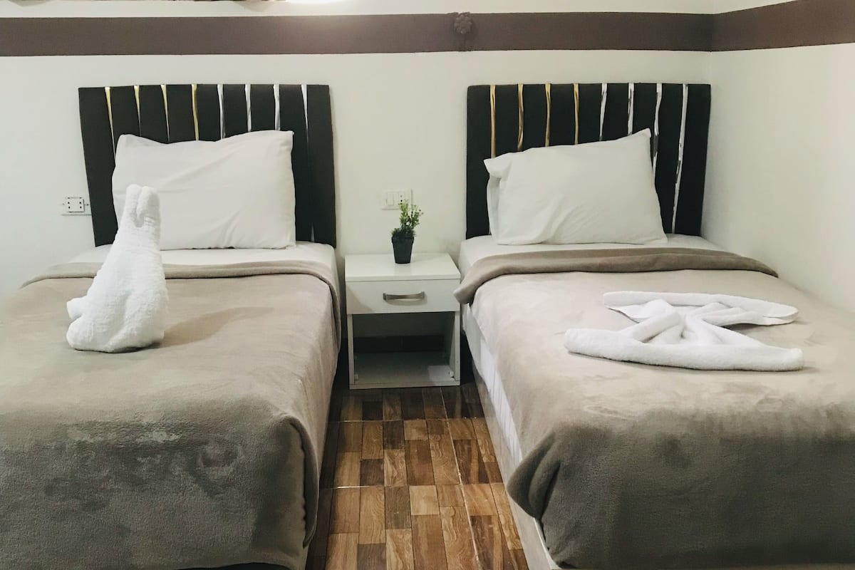 Basic Double Room, Balcony, City View | Peti besi dalam bilik, dihias secara berasingan