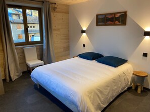 3 habitaciones, tabla de planchar con plancha y cuna de viaje 