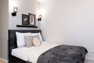 Apartamento Confort, balcón, vistas a la ciudad | 1 dormitorio, caja fuerte, decoración individual y mobiliario individual