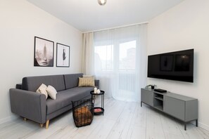 Departamento Confort, balcón, vista a la ciudad | Área de sala de estar | Smart TV de 50 pulgadas con canales por cable y Netflix 