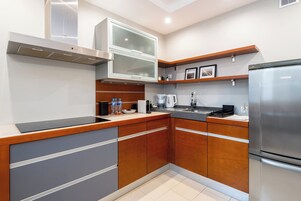 Comfort Apartment, Balcony, City View | Private kitchen | Full-size fridge, microwave, oven, stovetop