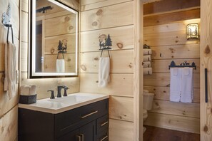 Ducha, secador de pelo y toallas