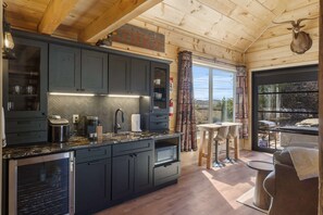 Microwave, coffee/tea maker, cookware/dishes/utensils - Elk Lodge – Cabin for 4! (Branson)