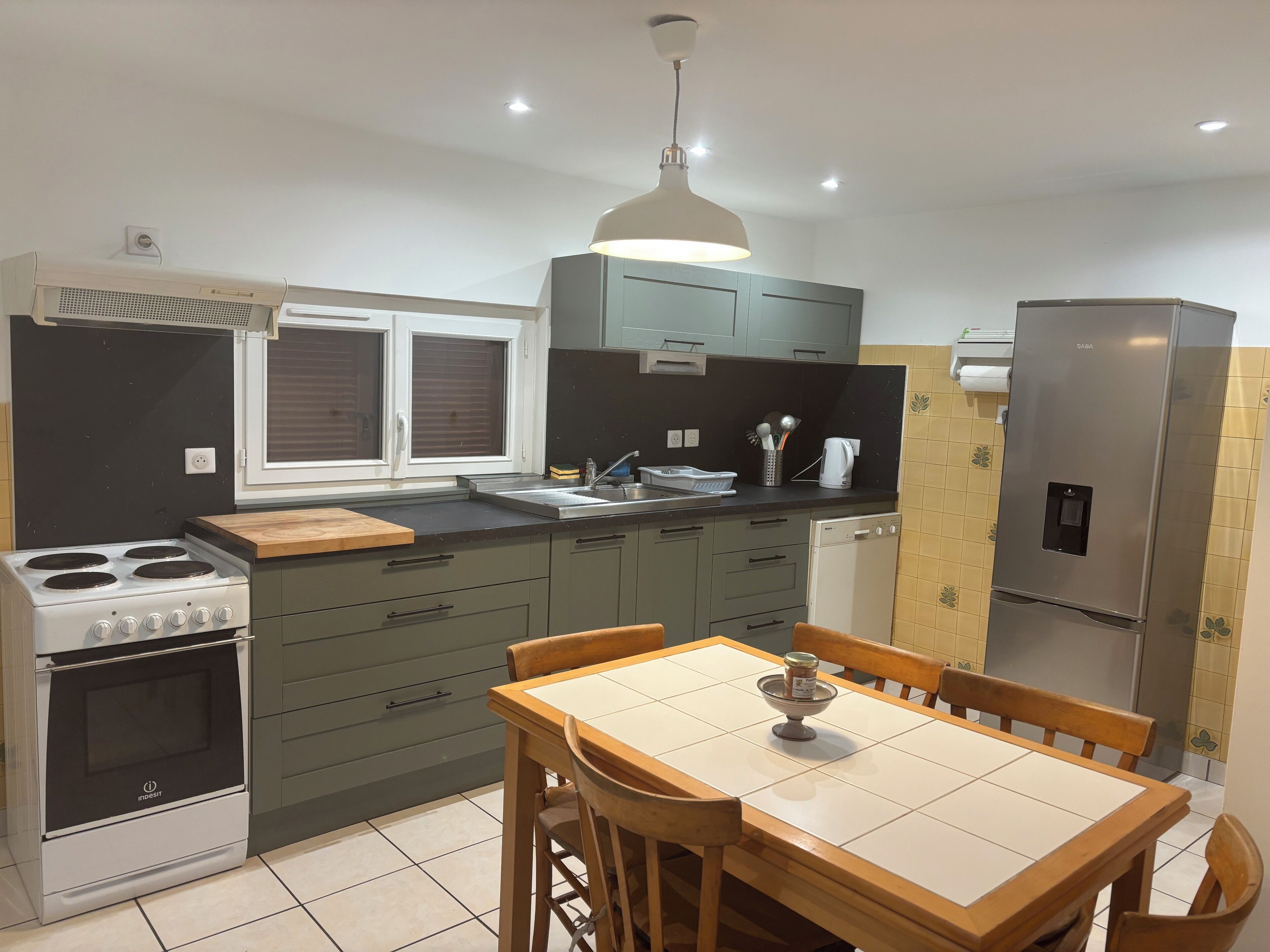 Kühlschrank, Mikrowelle, Ofen, Geschirrspüler