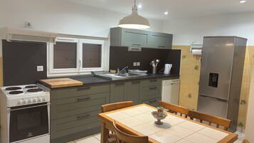 Kühlschrank, Mikrowelle, Ofen, Geschirrspüler