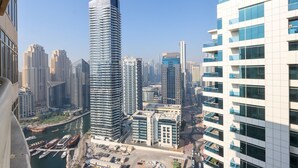 Un edificio moderno e slanciato, immerso in un panorama urbano con altri grattacieli.