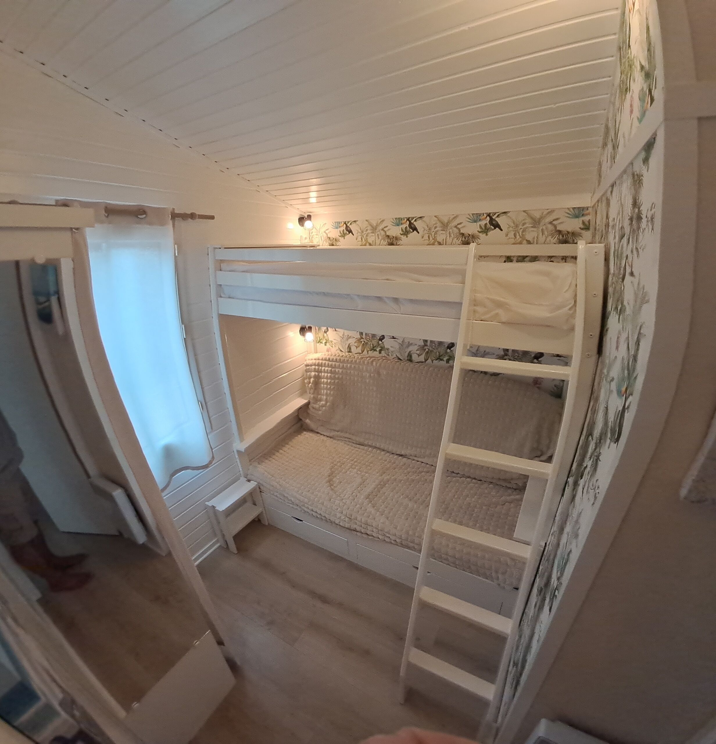 2 slaapkamers, een strijkplank/strijkijzer