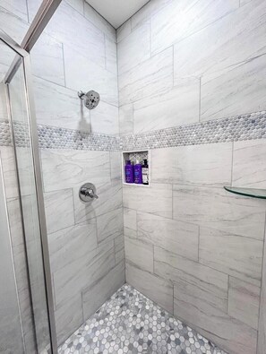 Dusche, Haartrockner, Handtücher, Seife