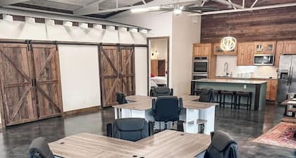 Cottonlove Crafthouse Sewing/Craft Retreat: Sand Springs Weekend escape, 8 beds.