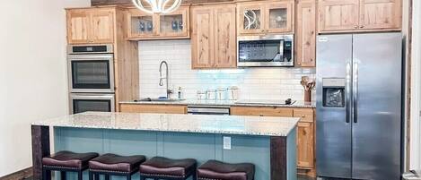 Kjøleskap, mikrobølgeovn, ovn og kokeplater