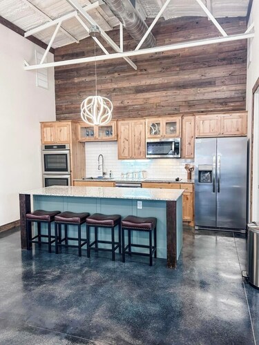 Cottonlove Crafthouse Sewing/Craft Retreat: Sand Springs Weekend escape, 8 beds.