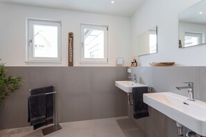 Douche, séchoir à cheveux, serviettes fournies, savon