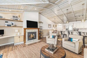 Smart TV, fireplace