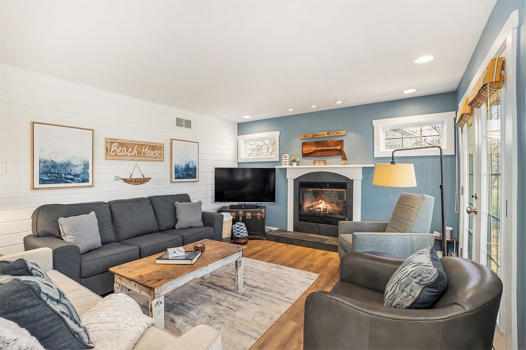 Tv, eldstad och en stereo