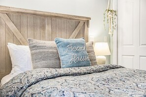 3 bedrooms, free WiFi, bed sheets - Douglas Drift: Charming Douglas Retreat, Walk to Lake Michigan, Screen Porch (Douglas)
