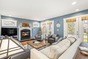 Télévision, cheminée, chaîne hi-fi