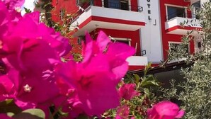 A building with a red and white facade, balconies, and a sign that reads "Gilek OTEK". - Anamur Çilek Otel (Anamur)