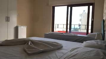 Habitación clásica doble de uso individual, balcón, vistas al mar | Servicio de la habitación