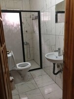 Habitación clásica doble de uso individual, balcón, vistas al mar | Servicio de la habitación