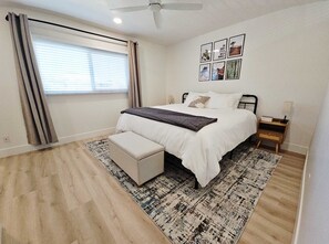 2 slaapkamers, een bureau, een strijkplank/strijkijzer, reisbedje