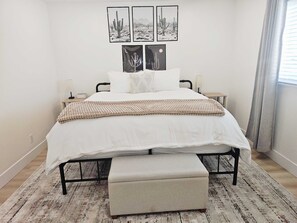 2 habitaciones, escritorio y tabla de planchar con plancha 