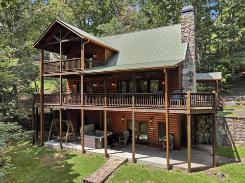 New! Riverfront Retreat - Sleeps 12, Ellijay