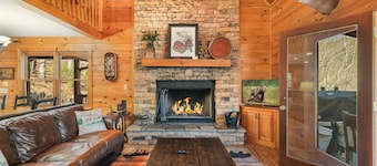 New! Riverfront Retreat - Sleeps 12, Ellijay