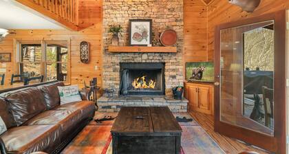 New! Riverfront Retreat - Sleeps 12, Ellijay