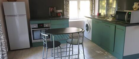 ثلاجة، ميكروويف، فرن، موقد طهي مسطح