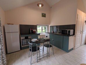 Réfrigérateur, micro-ondes, four, plaque de cuisson